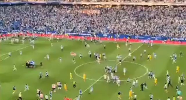 Tras conseguir la salvación, la afición perica hizo una invasión de campo bestial… hasta romper la portería.