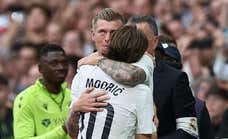 La despedida de Luka Modric es inolvidable: se detiene el partido, pasillo, muchas lágrimas... ¡y la sorpresa de Kroos!