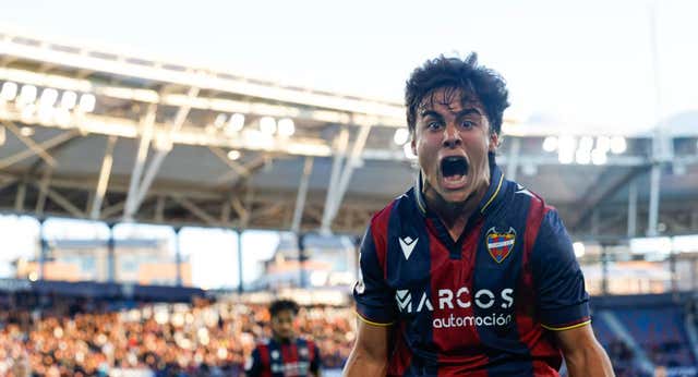 El Levante asciende a LaLiga con un golazo de Carlos Álvarez en el 98′