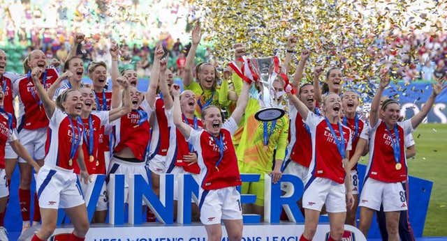 Una leyenda del Arsenal masculino pone en valor el logro del equipo femenino: «Han salvado al club»