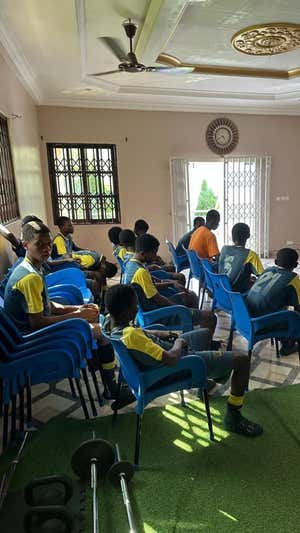 Dejó su vida en España para cambiar vidas en Ghana a través del fútbol: «La FIFA invierte un montón de dinero en África y yo no sé dónde está ese dinero»