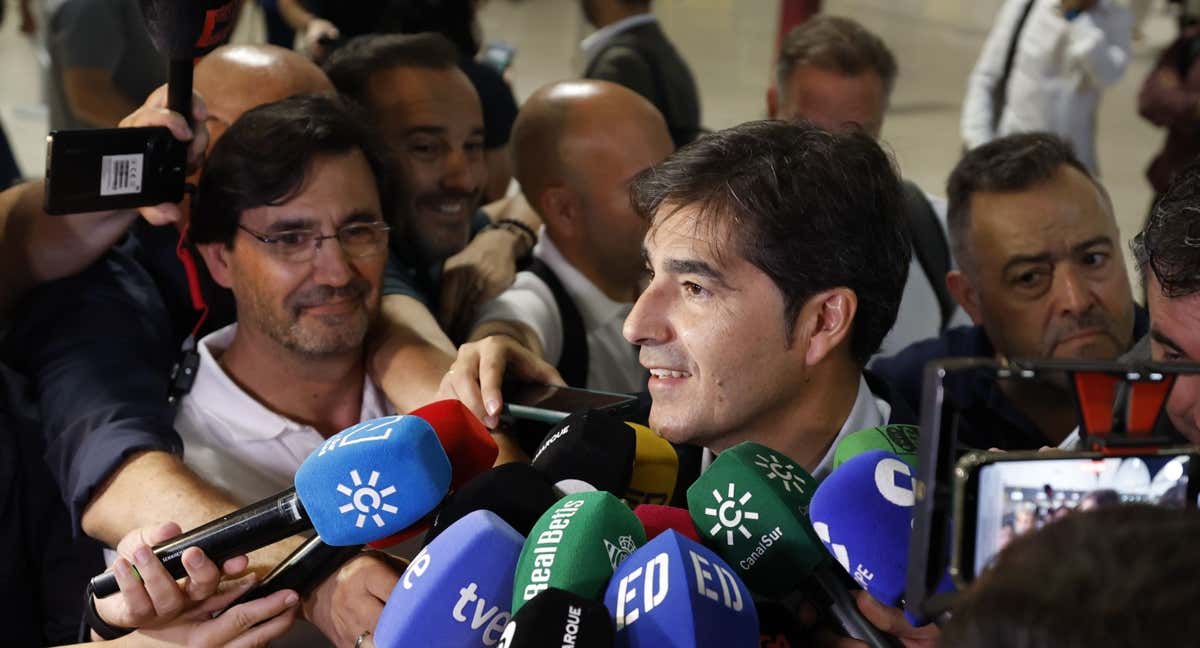 Ángel Haro atiende a la prensa antes de viajar a Polonia./EFE