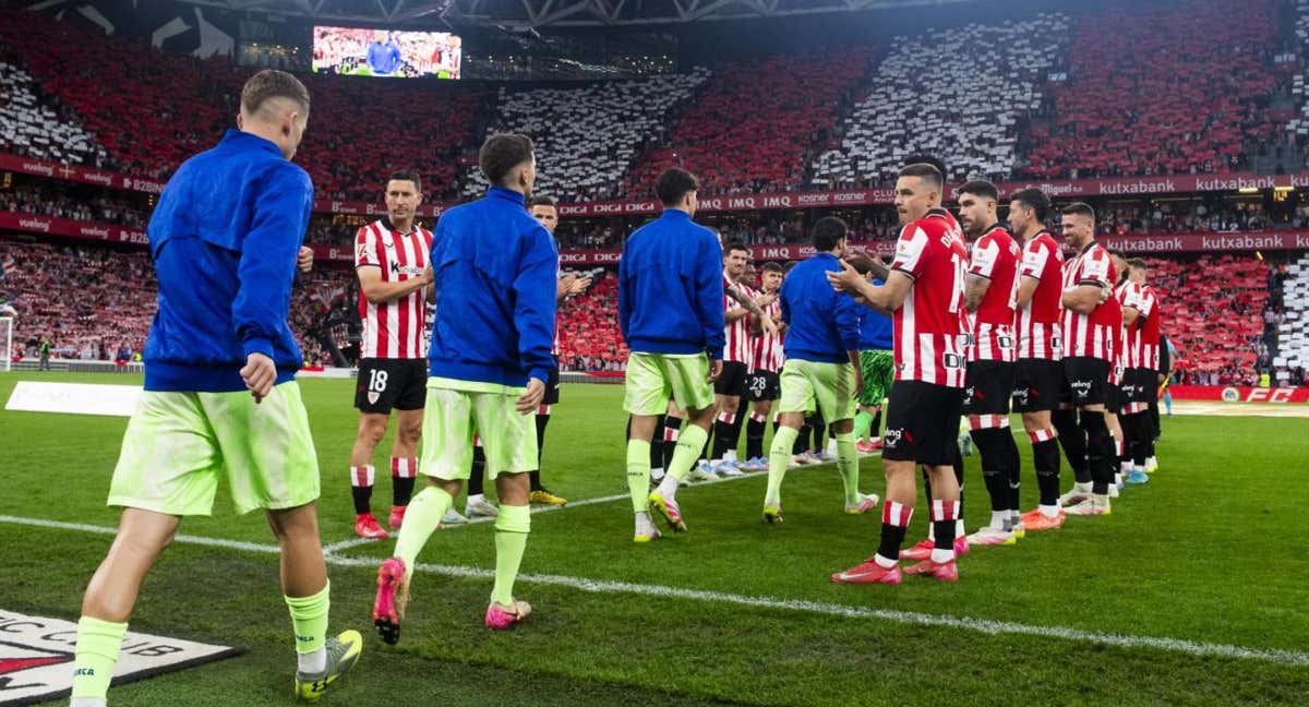 Los jugadores rojiblancos realizaron un pasillo a los culés, silbados por el público./Athletic Club