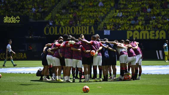 El Sevilla calienta en La Cerámica./EFE