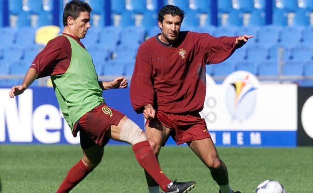 Sá Pinto junto a Luis Figo en un entrenamiento con Portugal.  AFP