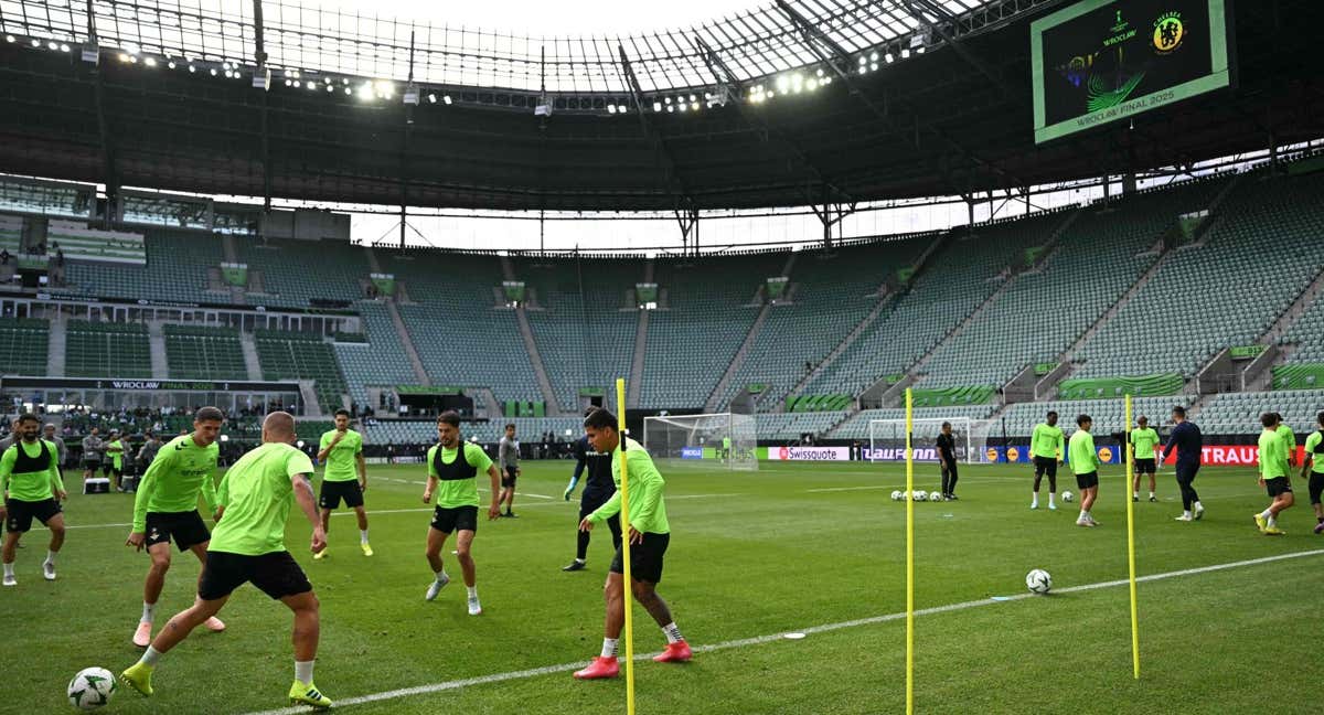 El entrenamiento del Betis en el Stadion Wroclaw de Breslavia./AFP