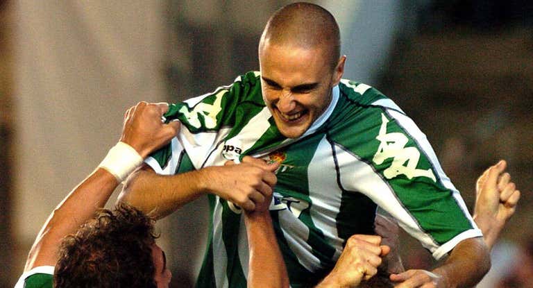 Dani, autor del gol ante el Chelsea, a hombros de Joaquín.