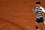 Carlos Alcaraz se deja un set pero pasa sin apuros a tercera ronda en París
