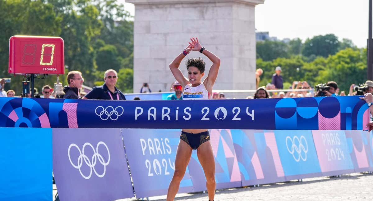 María Pérez cruzando la meta en el relevo mixto de marcha en los Juegos de París 2024. /GETTY IMAGES/OSCAR J. BARROSO